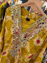 Load image into Gallery viewer, MIRROR PHIRAN  SUIT - FW1023
