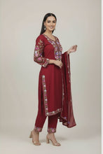 Load and play video in Gallery viewer, KASHMIRI EMBROIDERED SUIT - FW1009
